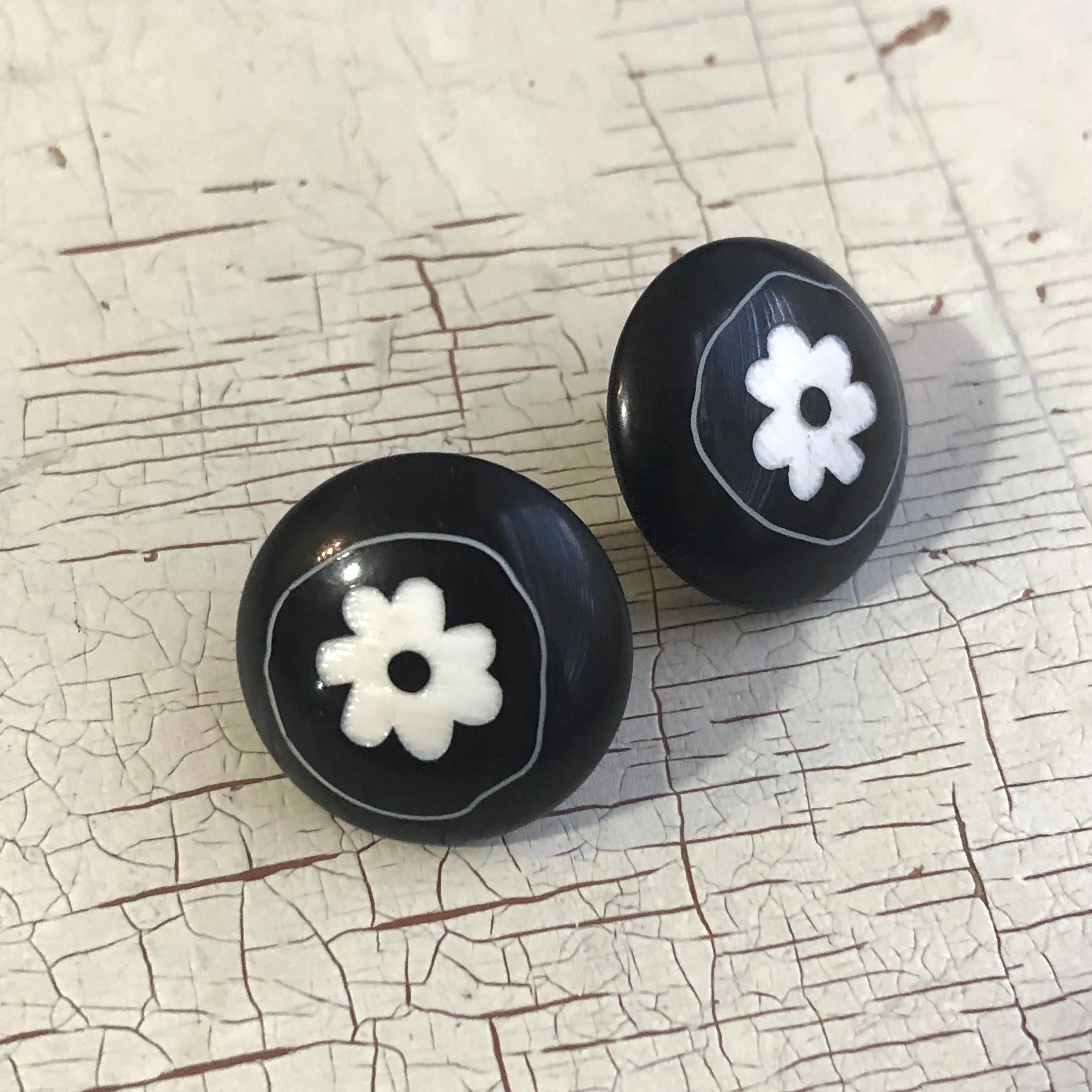 Black & White Etched Daisy Retro Button Stud Earrings